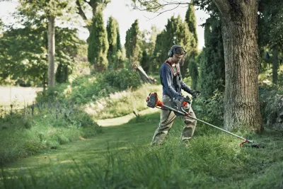 Husqvarna 122R trimmeripäällä