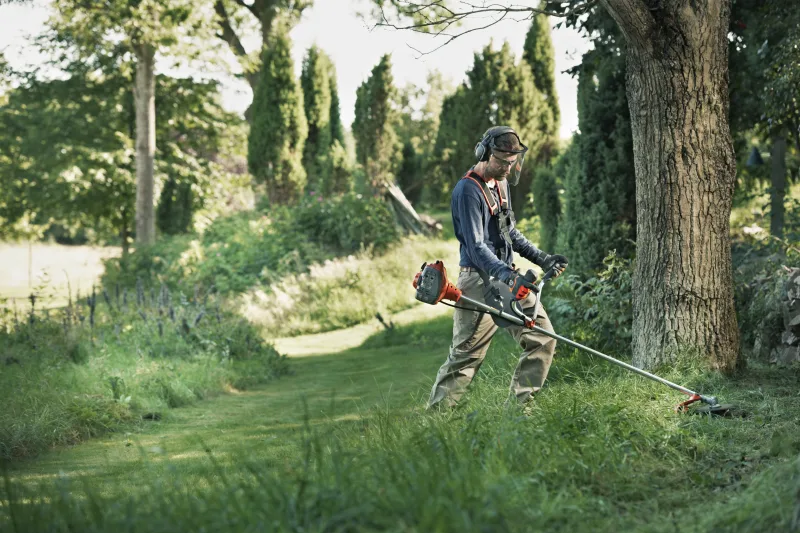Husqvarna 122R trimmeripäällä