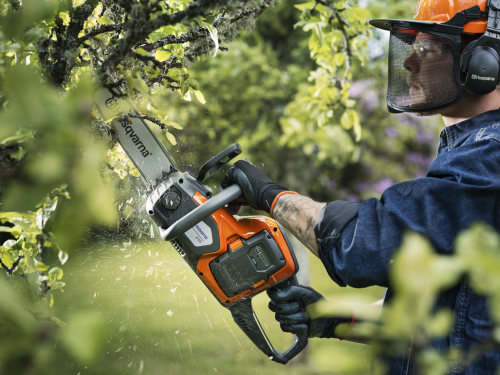 Husqvarna 215i, mukana akku ja laturi